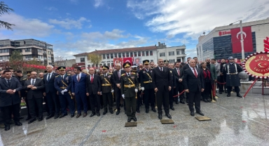 Bursa’da Cumhuriyet’in 102. yılı kutlamaları çelenk sunumuyla başladı