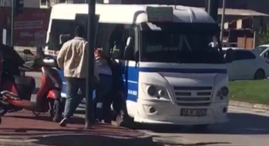 Bursa’da Minibüs Şoförü ile Motokurye Arasında Yol Verme Kavgası