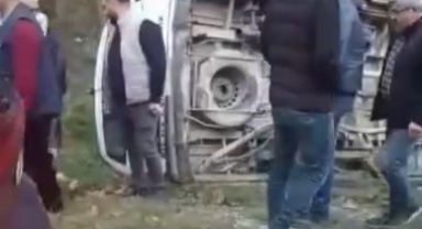 Bursa’da yolcu minibüsü devrildi: 8 kişi yaralandı