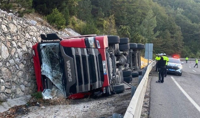Bursa İnegöl'de Kontrolden Çıkan TIR Devrildi: Sürücü ve Eşi Yaralandı