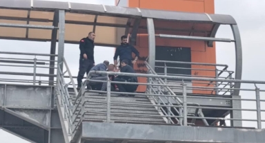 Bursa İnegöl’de Üst Geçitte İntihar Girişimi: Polis Ekipleri Alkışlarla Karşılandı