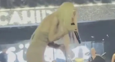 Gülşen Sahnede Para Atan Seyirciye Tepki Gösterdi