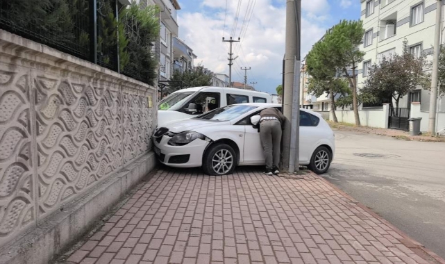 İnegöl’de Hafif Ticari Araç ile Otomobil Çarpıştı: 1 Yaralı