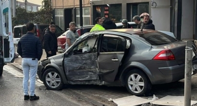 İnegöl'de Kontrolden Çıkan Otomobil Beton Direğe Çarptı