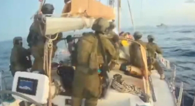 İsrail askerlerinin Sumud Filosu'ndaki tekneye baskın anı görüntülendi