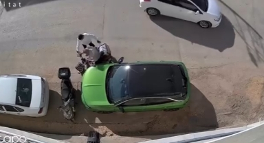 Park halindeki otomobile çarpıp hiçbir şey olmamış gibi kaçtı