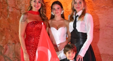 Pınar Altuğ’un kızı Su mankenlik yaptı! Görenler beğeni yağdırdı