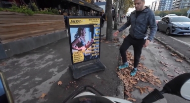 Bursa'da Motosiklet Kazası Mizahla Bitti