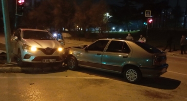 Bursa’da refüje çarpan otomobil kazadan şans eseri yara almadan kurtuldu