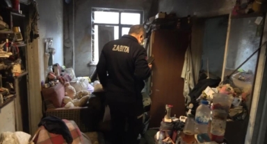 Bursa’da yalnız yaşayan yaşlı adamın evi çöplüğe döndü