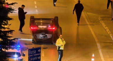 Bursa İnegöl’de iki otomobil çarpıştı: Araç takla attı, 2 kişi yaralandı