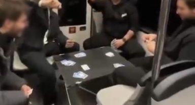 Bursa Metrosunda Şaşırtan Görüntü: Gençler Masa Kurup Oyun Oynadı