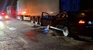 Bursa Nilüfer’de Lüks Otomobil Tıra Çarptı: Alkollü Sürücü Hayatını Kaybetti