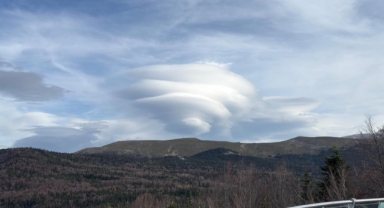 Bursa semalarında ortaya çıkan yuvarlak bulut vatandaşların dikkatini çekti