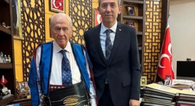 Devlet Bahçeli, Karaşar Türkmen Alevilerinin mahalli kıyafetleriyle