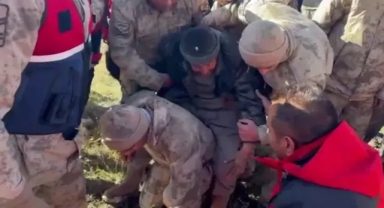 Erzurum'da Kaybolan Çoban Bataklık Alanda Bulundu: Mehmetçik Sırtında Taşıdı