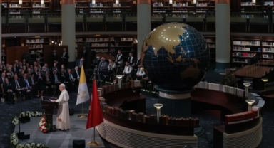 Külliye’de Papa’nın Katıldığı Programda “Tala’al Bedru Aleyna” İlahisi Çalındı