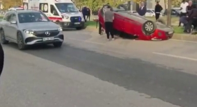 Nilüfer’de İki Otomobil Çarpıştı: Takla Atan Araçtaki Sürücü Sıkıştı