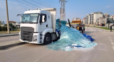 Nilüfer'de kamyonet kasasından tonlarca cam yola saçıldı