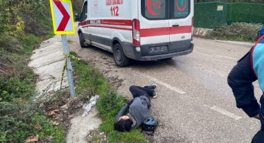 Bisikletli sürücü faciadan böyle döndü: Su giderine savrulup yaralandı