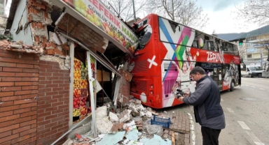 Bursa’da Freni Boşalan Tur Otobüsü Manava Daldı