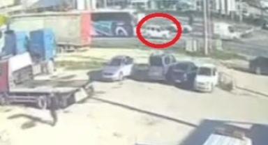 Bursa Osmangazi’de Otobüs Otomobili Metrelerce Sürükledi