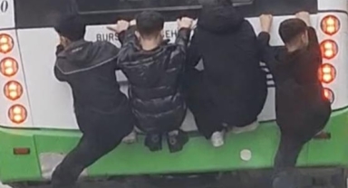 Bursa Yıldırım’da Halk Otobüsünün Arkasına Tutunan Lise Öğrencileri Paniğe Neden Oldu