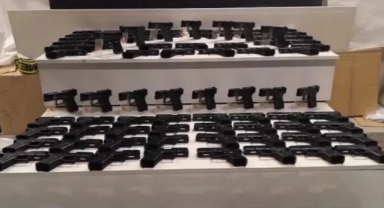 Eskişehir'de çekici üzerindeki araçta saklanmış 480 tabanca ele geçirildi