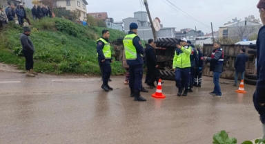 Gemlik’te Belediye Traktörü Devrildi