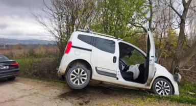 İnegöl’de Hafif Ticari Araç Ağaca Çarptı: 2'si Çocuk 4 Yaralı