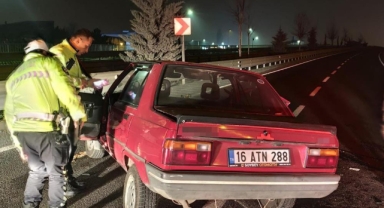 İnegöl’de Otomobil Bariyerlere Çarptı