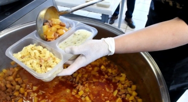 İznik Belediyesi’nden 365 Gün Sıcak Yemek Desteği