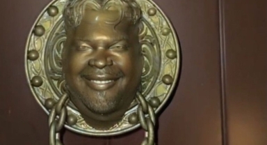 Lvbel C5’ten ilginç tasarım: Kendi yüzünü kapı tokmağı yaptırdı