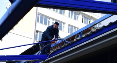 Osmangazi Belediyesi Arap Şükrü Sokağı’ndaki Kaçak Eklentileri Yıktı