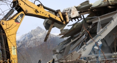 Osmangazi Belediyesi Uludağ Eteklerindeki Kaçak Yapıyı Yıktı