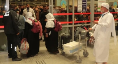 Suudi Arabistan’dan İlk Uçak Seferi 220 Umreciyi Coşkuyla Karşıladı