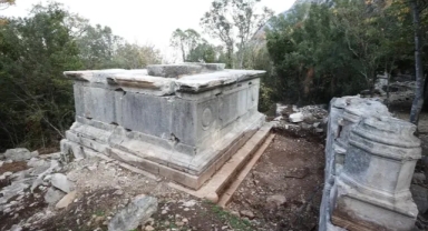 Termessos Antik Kenti’nde 14 Metrelik İki Anıt Mezar Yeniden Ayağa Kaldırılıyor