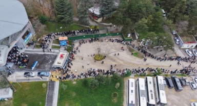 Uludağ Teleferiğinde Hafta Sonu Yoğunluğu: Metrelerce Kuyruk Oluştu