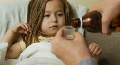 Uzmanlardan Uyarı: 4 Yaş Altı Çocuklara Öksürük Şurubu Vermeyin