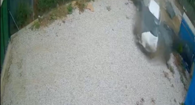 Bursa’da Direksiyon Hakimiyetini Kaybeden Sürücü Hobi Evinin Bahçesine Girdi