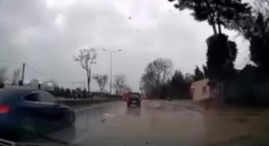 Bursa’da Fırtına Dehşeti Kamerada: Mudanya Yolunda Ağaç Yola Devrildi