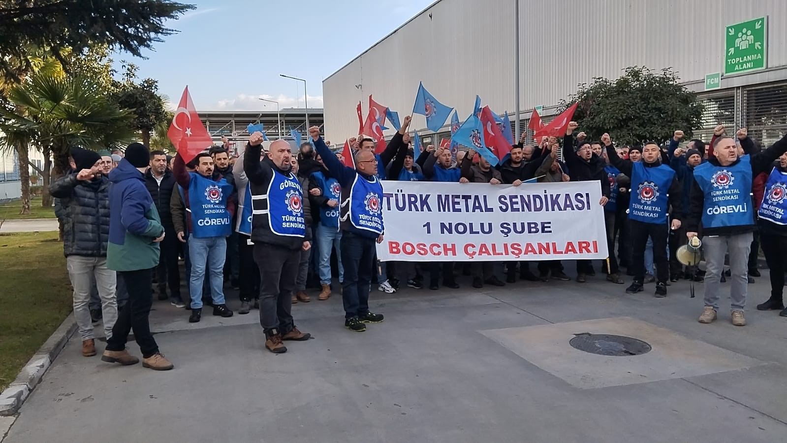 Bursa’da otomotiv işçilerinin eylemi sürüyor: MESS zam teklifini güncelledi
