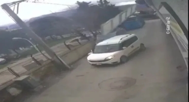 Bursa'da Şiddetli Fırtına Çatılar Uçurdu, Ağaçları Devirdi