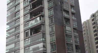 Bursa’da Şiddetli Lodos Hayatı Felç Etti: Lüks Sitede Cam Balkonlar Uçtu