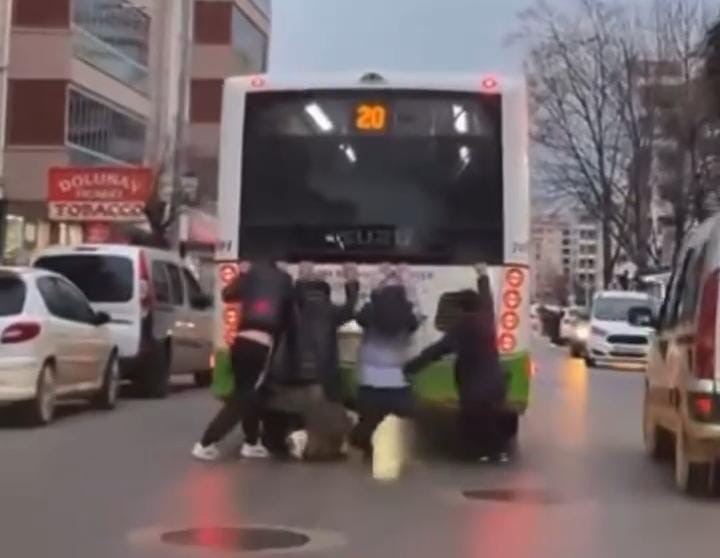 Bursa’da Tehlikeli Yolculuk: 4 Çocuk Otobüsün Arkasına Tutundu