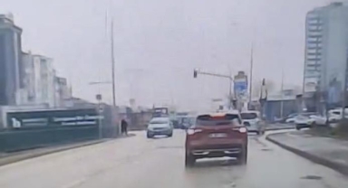 Bursa'da Ters Yöne Giren Otomobil Trafikte Paniğe Neden Oldu