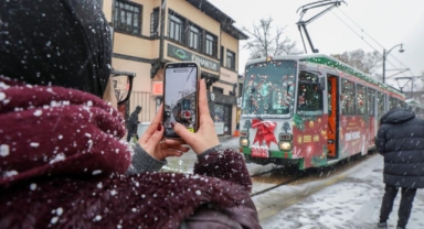 Bursa’da Yeni Yıl Sürprizi: Nostaljik Tramvay Vatandaşların İlgi Odağı Oldu