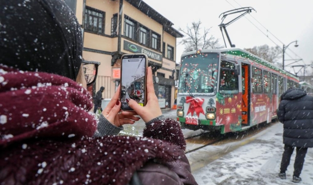 Bursa’da Yeni Yıl Sürprizi: Nostaljik Tramvay Vatandaşların İlgi Odağı Oldu