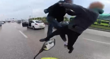 Bursa'da Yol Verme Tartışması Kavgası Kameraya Yansıdı