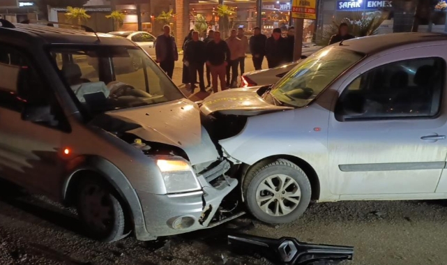 Bursa İnegöl’de Hafif Ticari Araçlar Kafa Kafaya Çarpıştı: 3 Yaralı